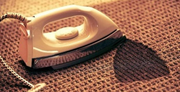 Что делать если прожег любимый ковер?