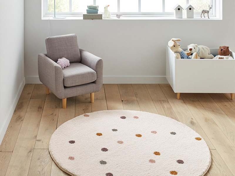 Бежевый ковер осветляет интерьер