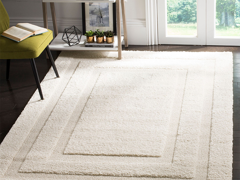 Бежевый ковер осветляет современный интерьер